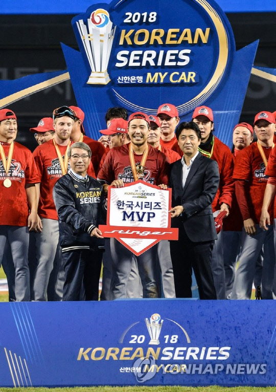 KBO 정운찬 총재(앞줄 왼쪽부터), 한국시리즈 MVP 한동민 선수, 기아차 국내마케팅실장 이용민 이사가 SK와이번스 선수들과 기념촬영을 하고 있다.  연합뉴스